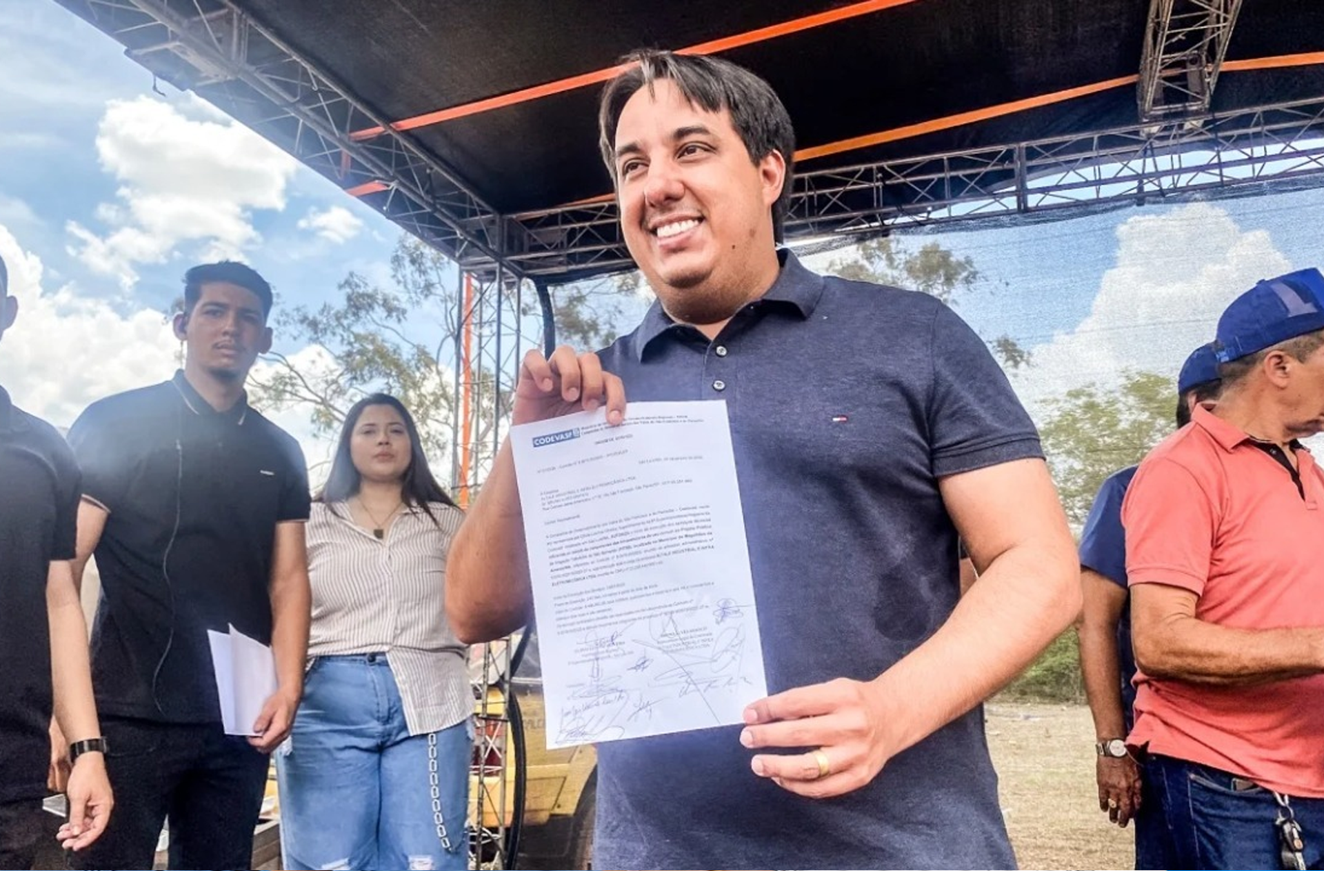 João Igor participa de entrega de asfalto e assinatura de ordem de serviço em Magalhães de Almeida